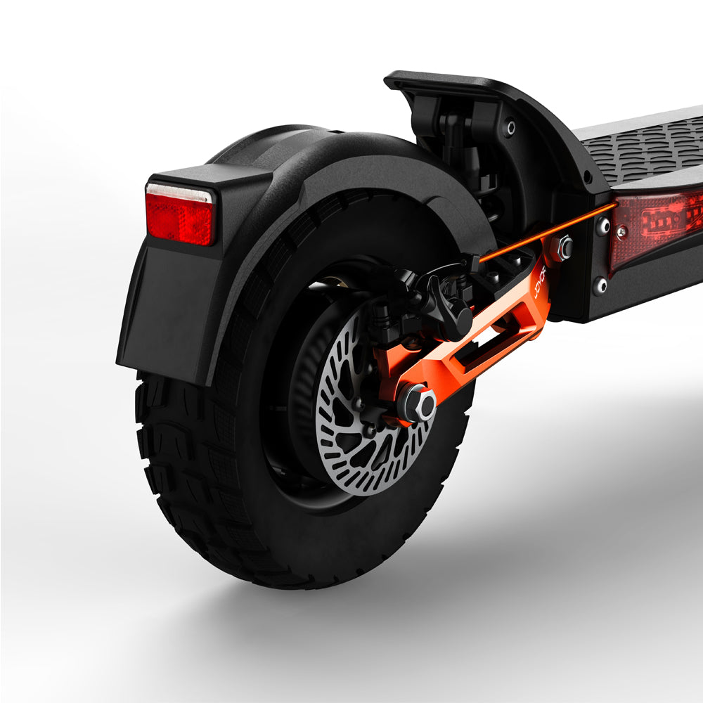 Details zum Hinterrad des Joyor T6 Offroad E-Scooters: Offroad-Reifen, Scheibenbremse, orange Akzente und rotes Rücklicht.