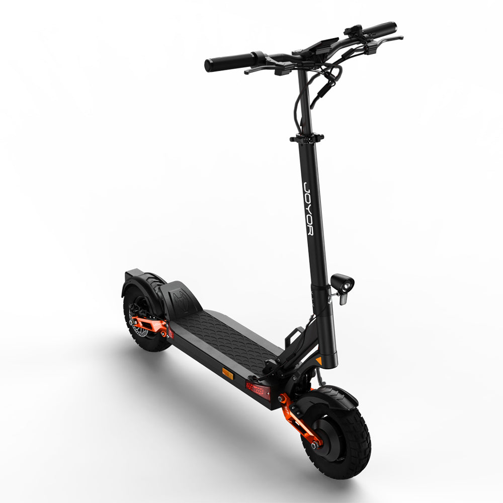 Joyor T10 Offroad E-Scooter in schwarz mit orangen Akzenten und Offroad-Reifen