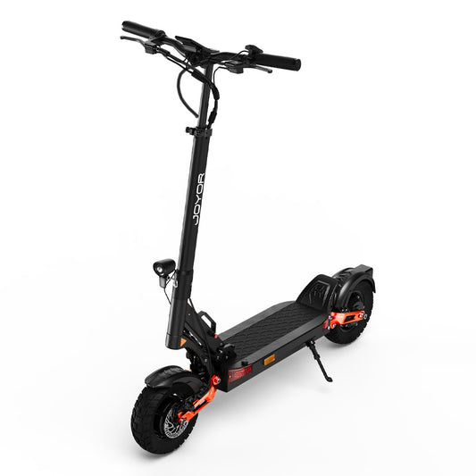 Joyor T10 Offroad E-Scooter: Schwarz-orangefarbener Elektroroller mit Offroad-Reifen für die E-Scooter-Straßenzulassung.