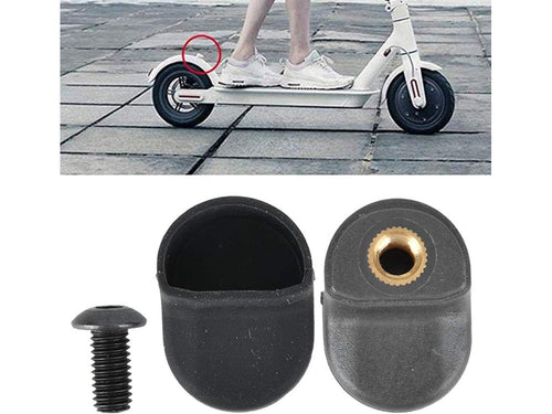 Schwarzer Schutzblechhaken für Xiaomi M365/Pro/Pro2, montiert am Roller. Strapazierfähiges Silicagel sorgt für Schutz des E-Scooters.