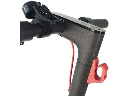 Roter S-förmiger Einkaufshaken für den Xiaomi-Scooter – einfaches und sicheres Zubehör zum Tragen von Taschen.