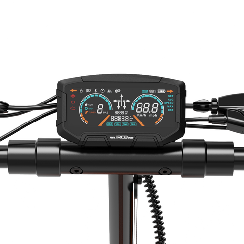 Das Display des E-Scooters RCB D7 Pro zeigt Details zu Geschwindigkeit, Akku und Fahrmodus an.