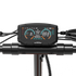 Das Display des E-Scooters RCB D7 Pro zeigt Details zu Geschwindigkeit, Akku und Fahrmodus an.