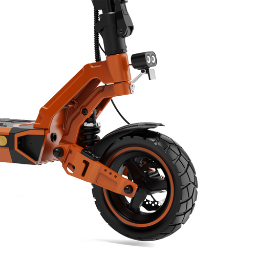 Detail des Vorderrads des Elektrorollers RCB D7 Pro. Orange-schwarzer E-Scooter mit Federung.