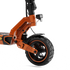 Detail des Vorderrads des Elektrorollers RCB D7 Pro. Orange-schwarzer E-Scooter mit Federung.
