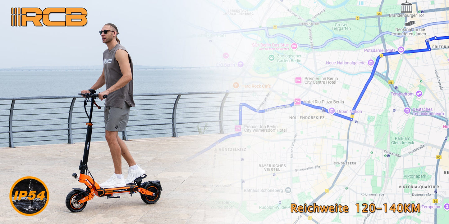 RCB D7 Pro Elektroroller mit Fahrer auf einer Karte von Berlin, 120-140 km Reichweite. E-Scooter mit Straßenzulassung.