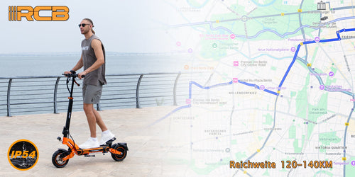 RCB D7 Pro Elektroroller mit Fahrer auf einer Karte von Berlin, 120-140 km Reichweite. E-Scooter mit Straßenzulassung.