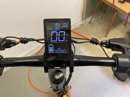 Armaturenbrett des Joyor S5 Pro E-Scooters mit Anzeige von Geschwindigkeit und Akkustand