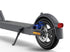Grauer Xiaomi E-Scooter mit Seitenständer, Hinterraddetail, zum sicheren Abstellen