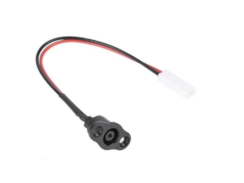 Ladeanschluss für Xiaomi M365/Pro – Schwarzer Anschluss mit roten und schwarzen Kabeln.