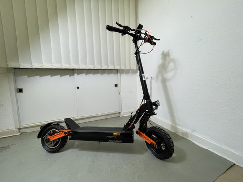 Gebrauchter Joyor S5 Pro E-Scooter in Schwarz und Orange, geeignet für den Stadtverkehr.