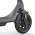 Vorderrad des LEQI Smart E-Scooter A11 in elegantem Grau für optimale Mobilität.