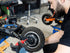 Techniker führt Reifenwechsel am Elektroroller durch. Reifenwechsel-Service für E-Scooter-WeRoll Tech