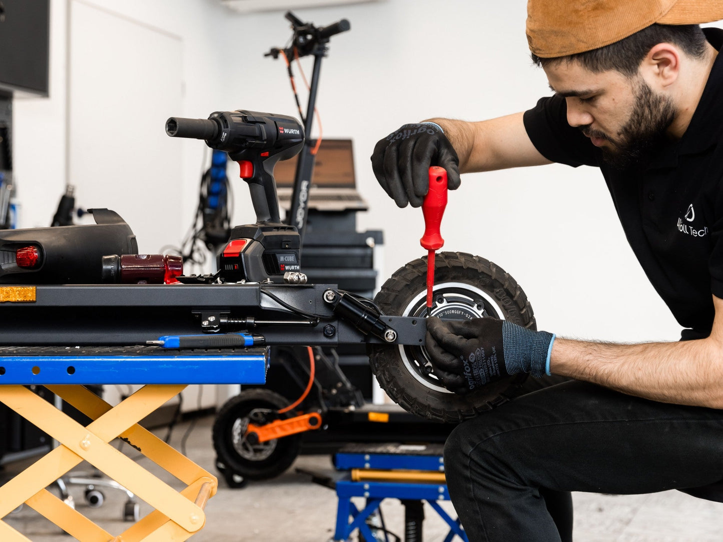 Techniker wechselten Reifen an E-Scooter im Werkstattservice von WeRoll. Reifenwechsel-Service für E-Scooter-WeRoll Tech