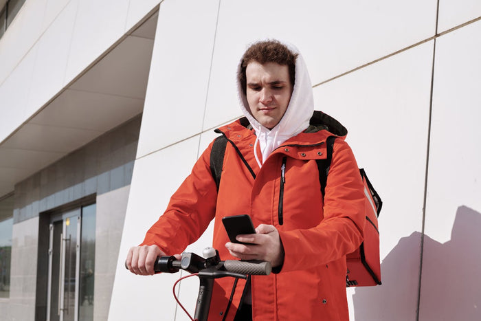 E-Scooter Kennzeichenregelung 2025: Versicherung & Neue Vorschriften - WeRoll Tech