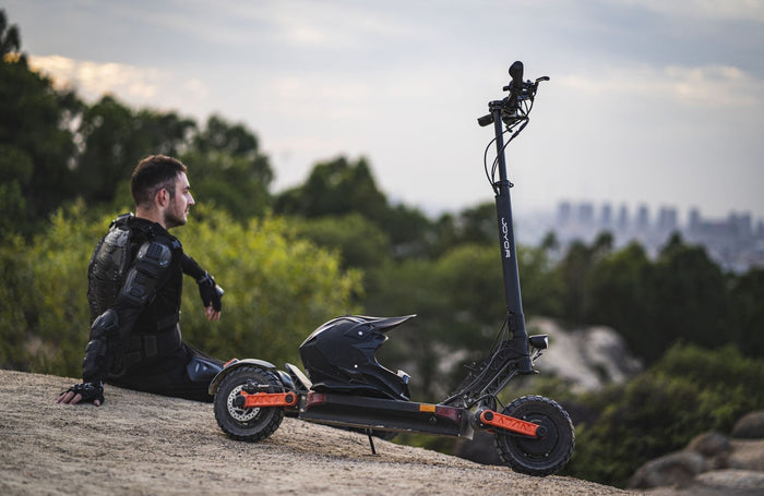 ‌ein Mann fährt einen E-Scooter