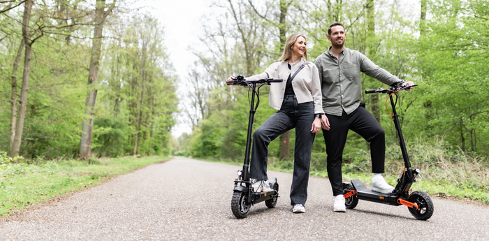 Zwei sprechen über Roller und Sicherheit