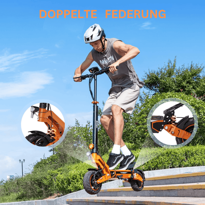 Ein Mann fährt mit einem orangefarbenen Elektroroller mit Doppelfederung über Treppen und demonstriert so die Laufruhe und Robustheit des Rollers.