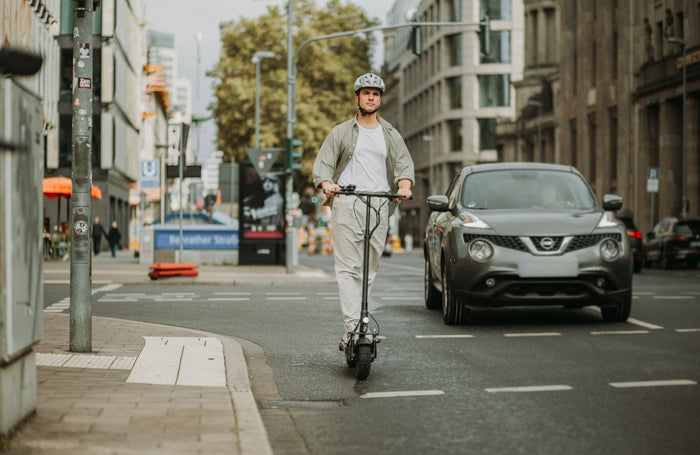 Von der Steckdose bis zur letzten Meile – wie alltagstauglich sind E-Scooter wirklich? - WeRoll Tech