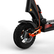 Detail des Vorderrads des Joyor T6 Offroad-E-Scooters, schwarz-orangefarbenes Design, mit Offroad-Reifen und Scheibenbremse.