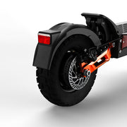 Detailansicht des Hinterrads des Joyor T10 Offroad E-Scooters mit Geländereifen, hydraulischer Scheibenbremse, orangefarbenen Akzenten und Joyor-Logo