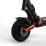Joyor T10 Offroad E-Scooter Hinterraddetail mit Offroad-Reifen, hydraulischen Bremsen und orangefarbenen Akzenten