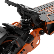 Detail der Hinterradaufhängung des RCB D7 Pro E-Scooters mit orangefarbenen und schwarzen Akzenten