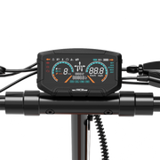 Das Display des E-Scooters RCB D7 Pro zeigt Details zu Geschwindigkeit, Akku und Fahrmodus an.