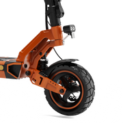 Detail des Vorderrads des Elektrorollers RCB D7 Pro. Orange-schwarzer E-Scooter mit Federung.