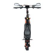Joyor S8E E-Scooter, schwarz mit orangefarbenen Akzenten, mit Sitz, Spiegeln und Geländereifen.