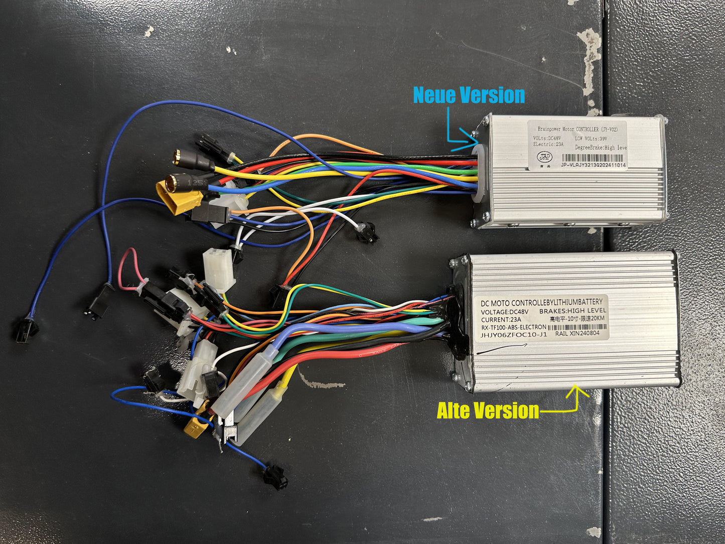 Joyor Y6-S E-Scooter Controller Vergleich: neue und alte Version mit Verkabelung und Angaben zu Ersatzteilen